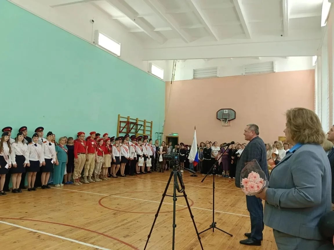 Временно исполняющий обязанности Министра государственного имущества Пензенской области Андрей Кудинов посетил последний звонок в школе № 1 города Спасска