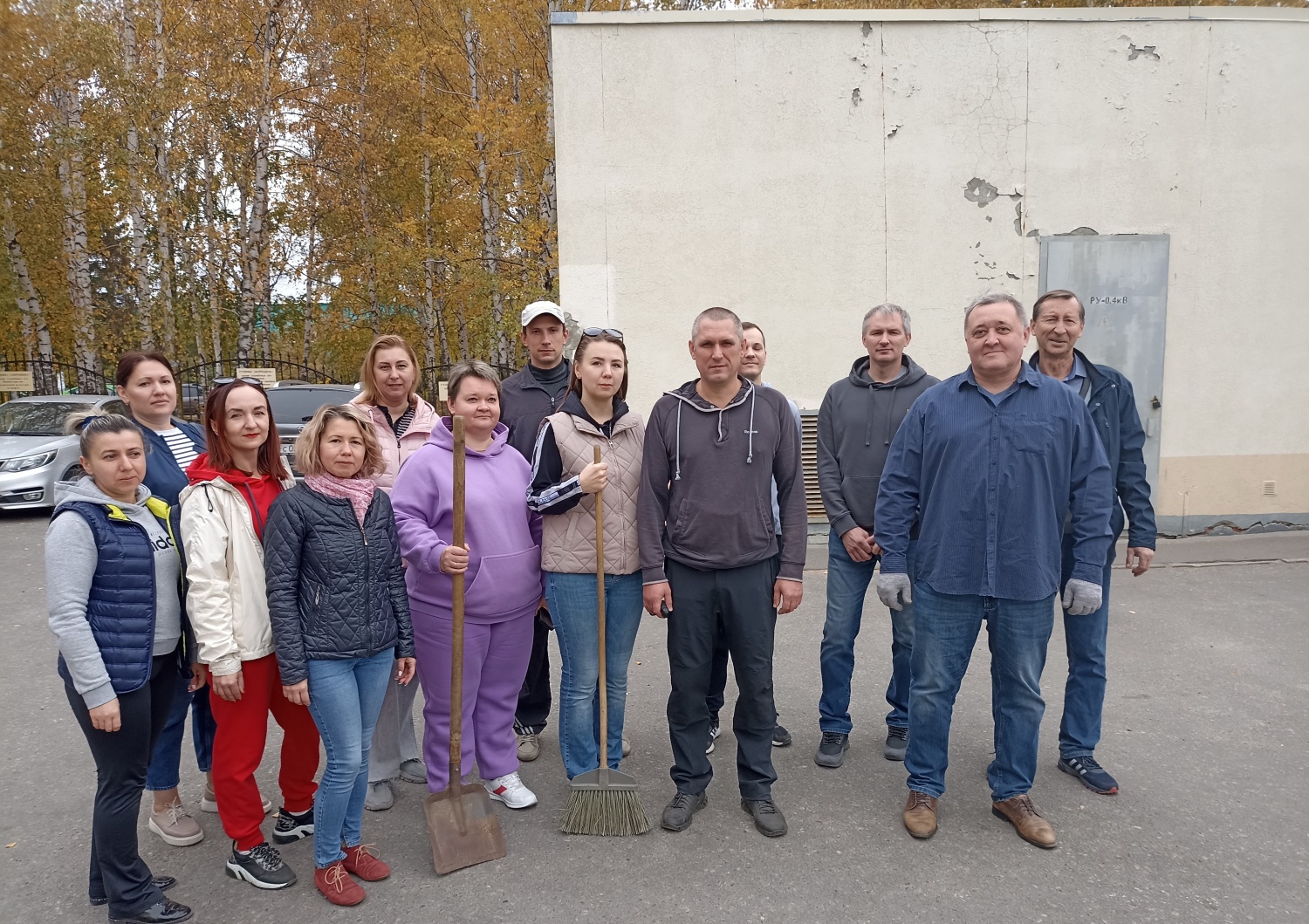 Сотрудники Министерства приняли участие в общегородском субботнике Сотрудники Министерства приняли участие в общегородском субботнике
