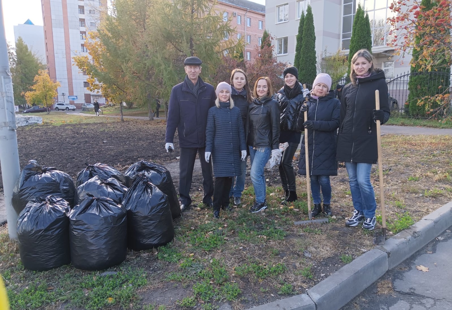 Сотрудники Министерства приняли участие в общегородском субботнике Сотрудники Министерства приняли участие в общегородском субботнике